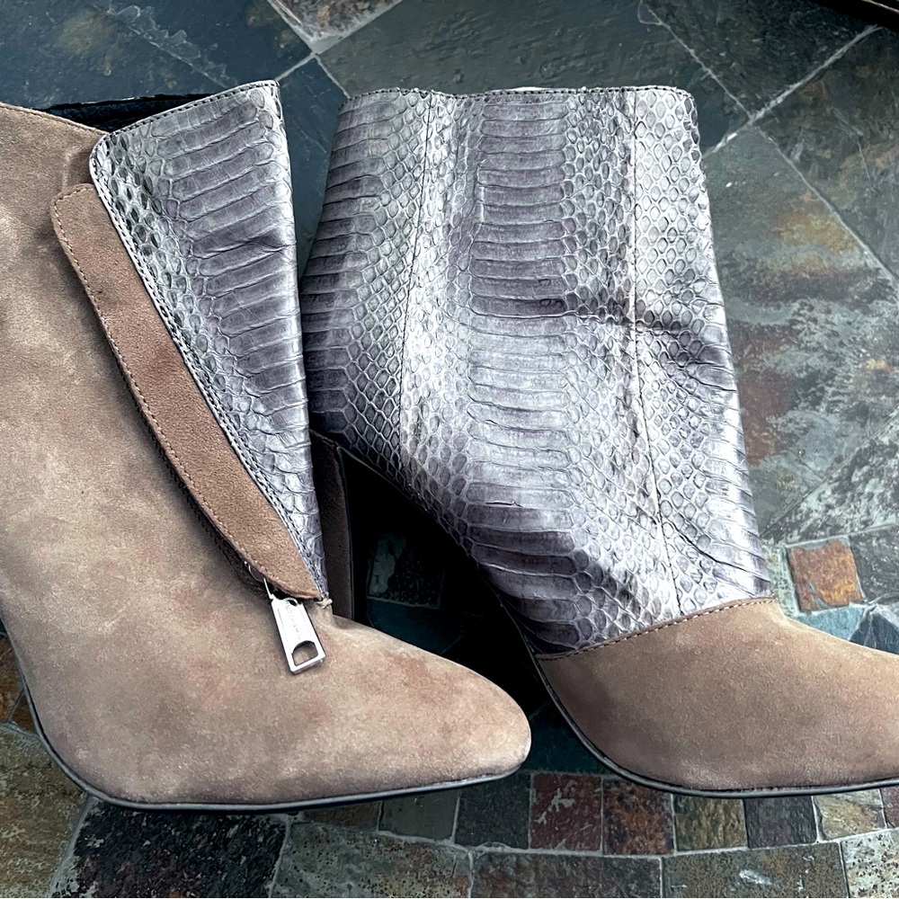 New Rebecca Minkoff High Leather suede Snake Ankle Boot Tan Gray snake Size 8